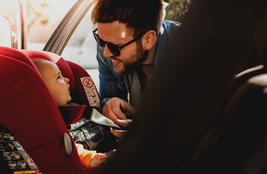 bébé danse en voiture